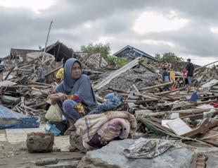 Hunt for survivors as Indonesian tsunami death toll tops 280