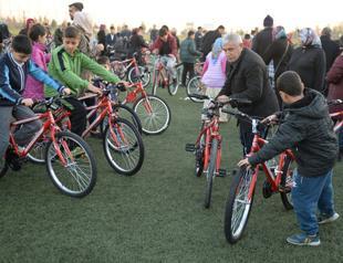 Kilis municipality distributes bicycles to kids whose parents quit smoking