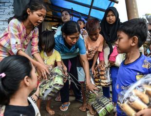 Sick, hungry Indonesia tsunami survivors cram shelters