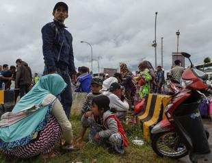 ‘Extreme weather’ warning for tsunami-hit Indonesia