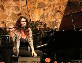 Pianist Anjelika Akbar denounces scammer taxi driver in Istanbul