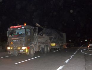 Turkey sends howitzers to Syria border