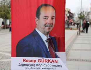 Turkish mayor under fire for welcoming tourists with Greek sign