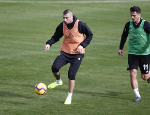 Beşiktaş signs Burak Yılmaz amid fan protests