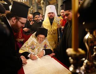Ukrainian Orthodox Church gets ‘tomos of autocephaly’ at historic ceremony in Istanbul