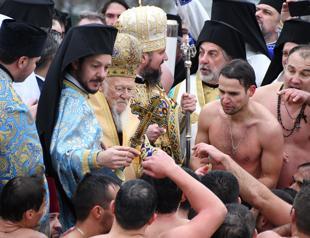 Orthodox Christians mark Christmas Eve