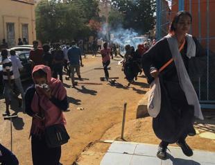 Three dead after Sudan protest as crowds cheer Bashir at rival rally
