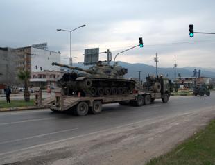 Turkey deploys tanks at border with Syria