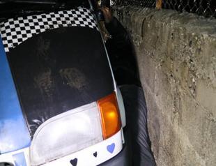 Police rescue theft suspect stuck between car, wall in Turkey’s south