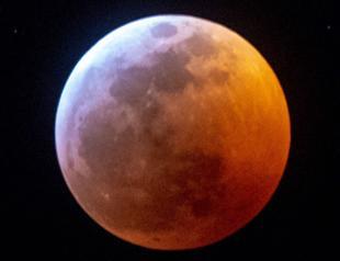 US eclipse watchers howl at Super Blood Wolf Moon but bitter cold cancels other festivities