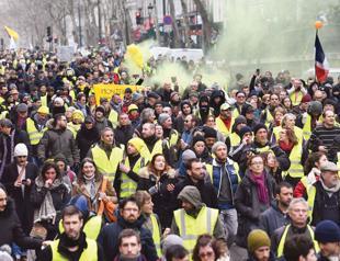 French ‘yellow vests’ defy Macron again in tense protests