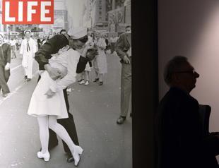 Kissing sailor in iconic NY picture dies age 95