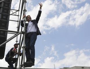 Guaido returns to Venezuela, calls for more street protests