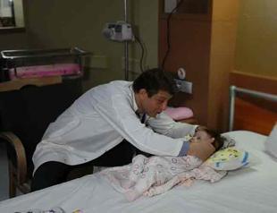 Turkish doctors remove big tumor from Iraqi infant