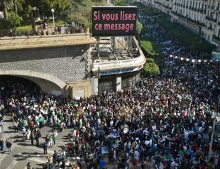 Algerian students protest against Bouteflika tricks
