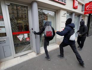 Yellow vest ultimatum rally turns violent in Paris