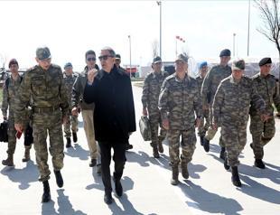 Turkish defense chief inspects troops on Syria border