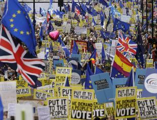 Hundreds of thousands march in London to demand new Brexit referendum