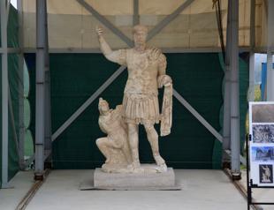 Unique Roman emperor statue revealed in Denizli