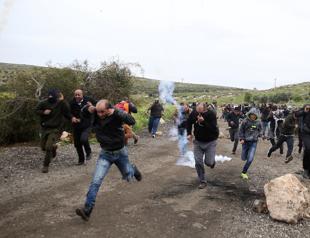 Tens of thousands protest at Gaza-Israel border