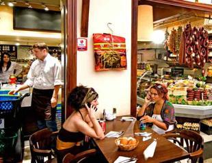 Cancer association head urges people to use phones less