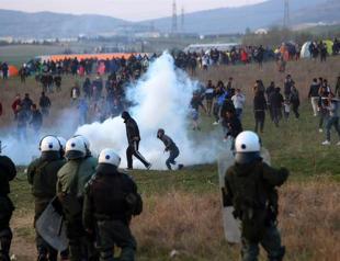 Greek minister urges migrants to leave border