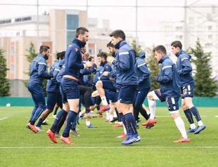 Leader Başakşehir remains comfortable as Turkish Super League resumes