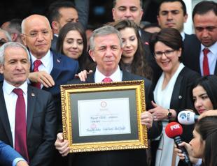 Ankara, İzmir mayors receive mandates to take office