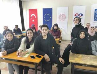 Famous actor Mert Fırat meets Syrians learning Turkish