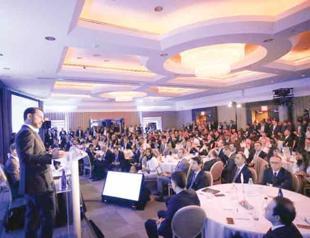 Turkeys finance minister holds talks with international investors in US