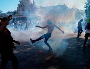 Police arrest ‘yellow vest’ demonstrators as clashes break out