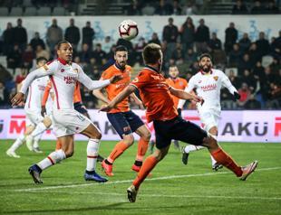 Göztepe hands Başakşehir critical loss