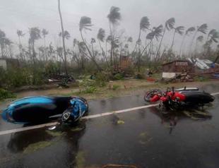 Cyclone slams Indian temple town after a million people flee east coast homes