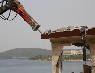 Unlicensed luxury building in Bodrum demolished