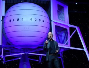 Amazons Bezos unveils lunar lander