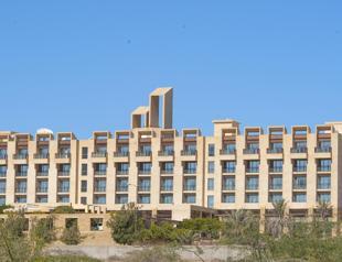 Militants storm 5-star hotel in Pakistan