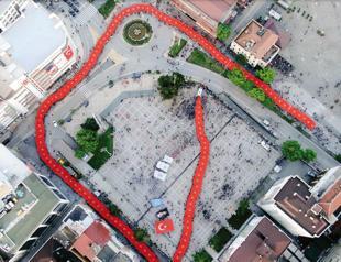 50,000 people march with 1,919-meter-long Turkish flag