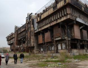 In Iraq, academics restock Mosuls barren bookshelves