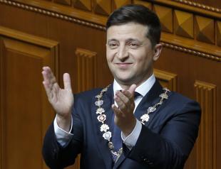 Ukraines new leader gets sworn in, dissolves parliament