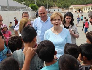 Romanian princess meets Syrians in Turkey
