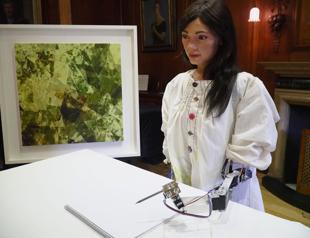 British art dealer unveils pioneering robot artist