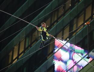 Wallenda siblings complete daunting Times Square tightrope stunt