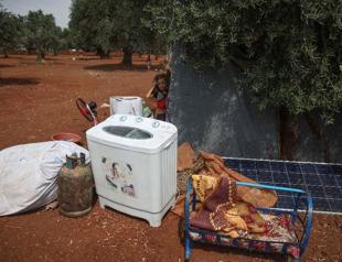 Made homeless by war, Syrians sell furniture to survive