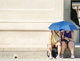 Record heat hits tourists, schools, hospitals in France