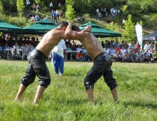 Oil wrestlers battle for glory in Turkey