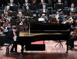 Turkish pianist plays with Chinese orchestra