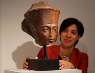 Tutankhamun relic sells despite Egyptian outcry