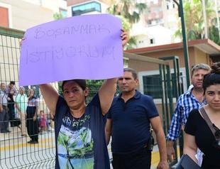 Woman stages protest outside courthouse ‘to be able to divorce’