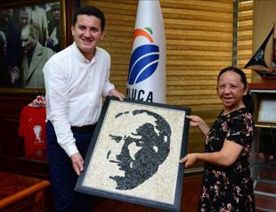 Girl with down syndrome portraits Atatürk with pebbles