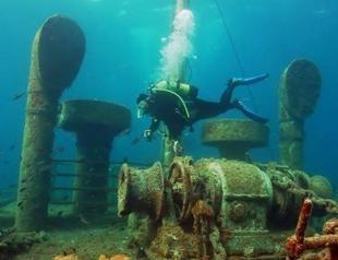 Sunken ship off Çeşme poses risk to ships